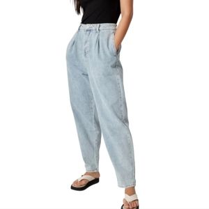 Urban Outfitters BDG High Waist Pleated Wide Leg Jeans, light wash, sz 0, NWT